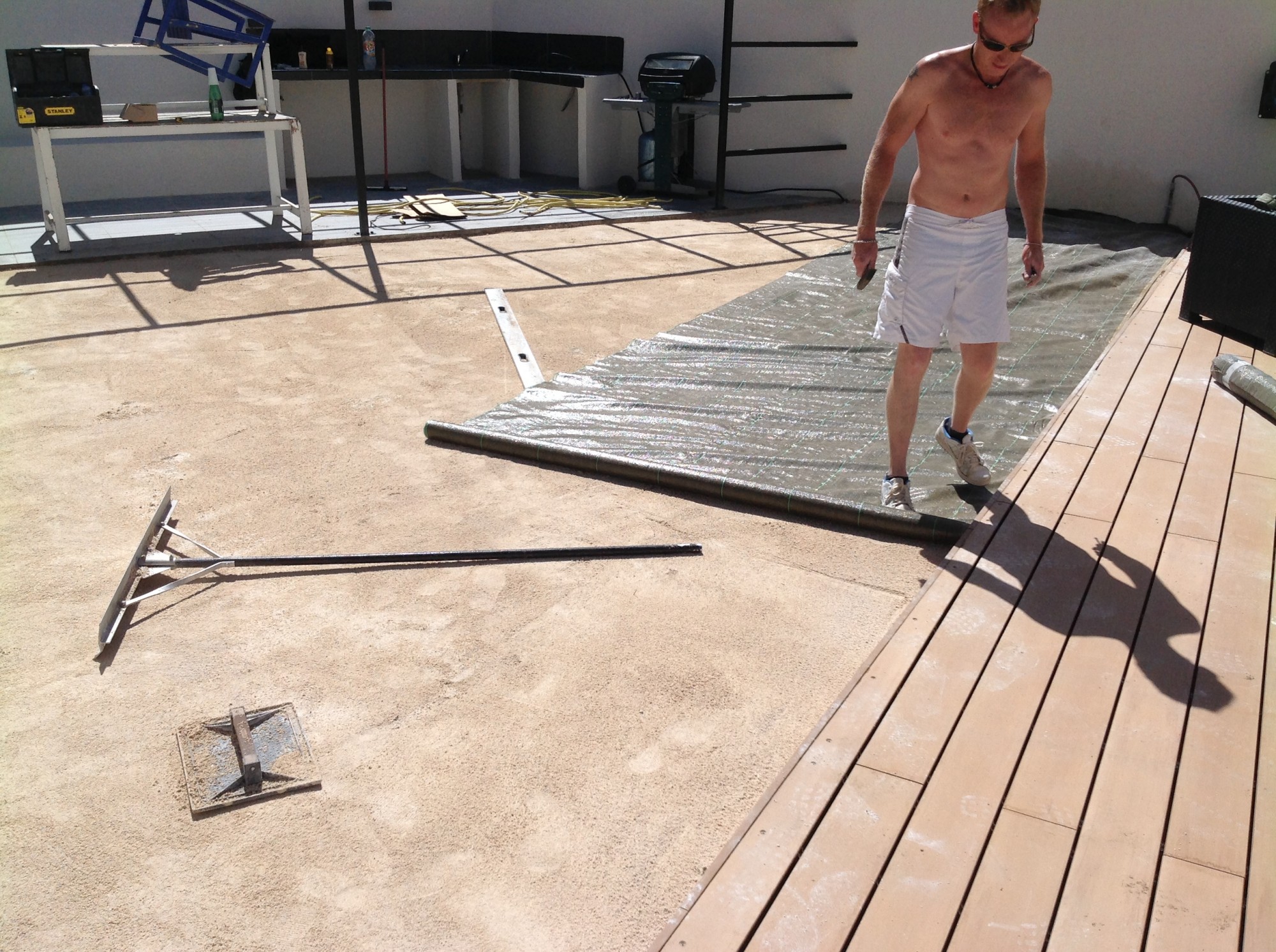 Mise en place de la toile de paillage pour gazon synthétique à Nice